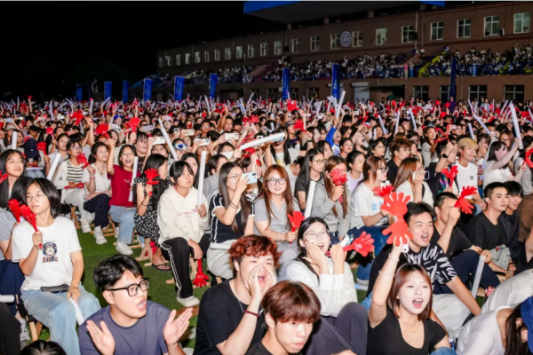 保定理工迎新狂欢夜——全场沸腾!这氛围,夯不夯?