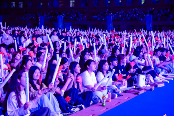 保定理工迎新狂欢夜——全场沸腾!这氛围,夯不夯?