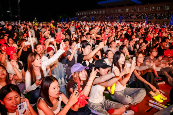 保定理工迎新狂欢夜——全场沸腾!这氛围,夯不夯?