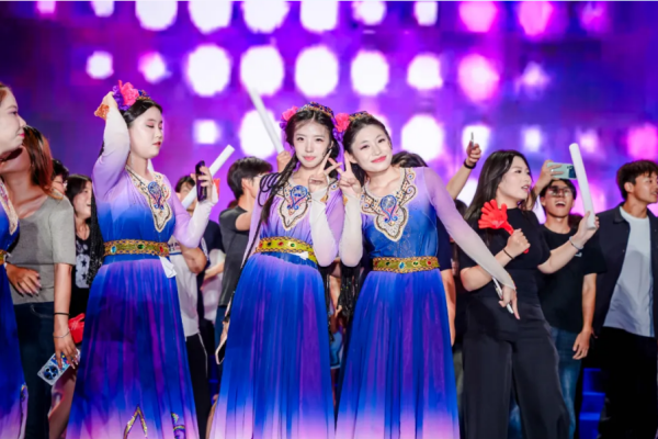 保定理工迎新狂欢夜——全场沸腾!这氛围,夯不夯?
