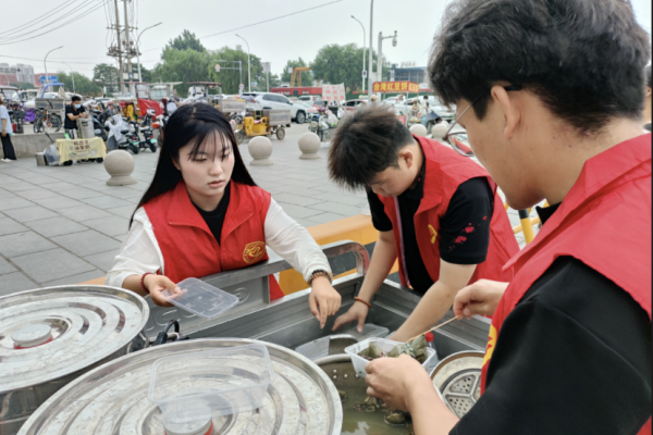 端午公益行，劳动育青年——保定理工青年志愿者以粽为礼，致敬城市一线劳动者