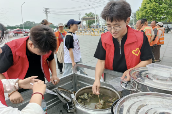 端午公益行，劳动育青年——保定理工青年志愿者以粽为礼，致敬城市一线劳动者
