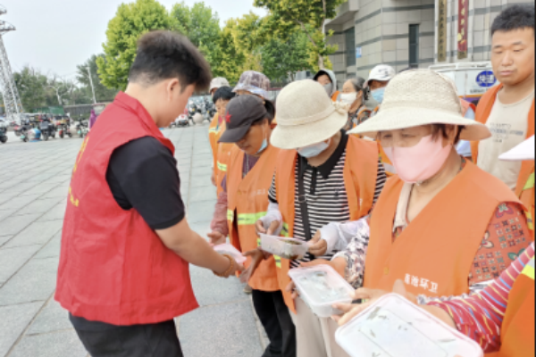 端午公益行，劳动育青年——保定理工青年志愿者以粽为礼，致敬城市一线劳动者