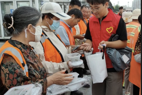 端午公益行，劳动育青年——保定理工青年志愿者以粽为礼，致敬城市一线劳动者
