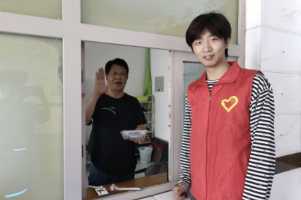 端午公益行，劳动育青年——保定理工青年志愿者以粽为礼，致敬城市一线劳动者