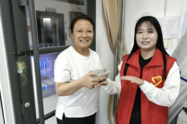 端午公益行，劳动育青年——保定理工青年志愿者以粽为礼，致敬城市一线劳动者