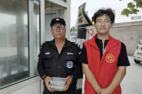 端午公益行，劳动育青年——保定理工青年志愿者以粽为礼，致敬城市一线劳动者