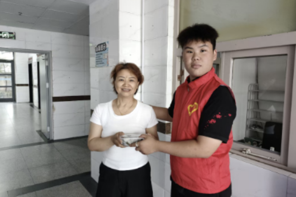端午公益行，劳动育青年——保定理工青年志愿者以粽为礼，致敬城市一线劳动者