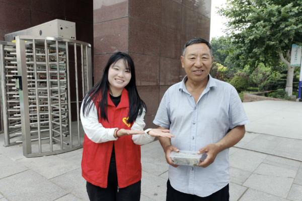 端午公益行，劳动育青年——保定理工青年志愿者以粽为礼，致敬城市一线劳动者