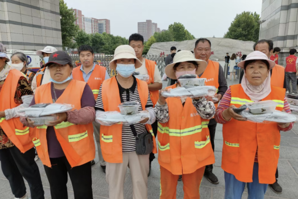 端午公益行，劳动育青年——保定理工青年志愿者以粽为礼，致敬城市一线劳动者