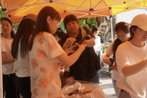 我校举办首届端午传统文化体验活动:创新推进实景沉浸式劳动育人