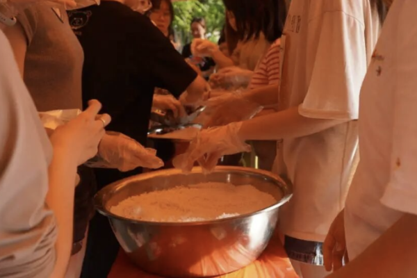 我校举办首届端午传统文化体验活动:创新推进实景沉浸式劳动育人