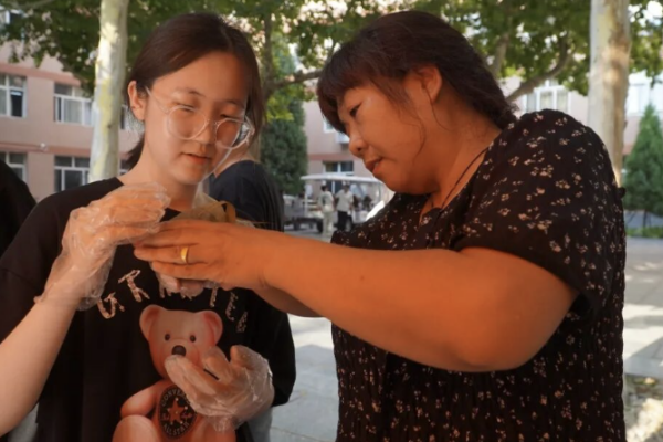 我校举办首届端午传统文化体验活动:创新推进实景沉浸式劳动育人