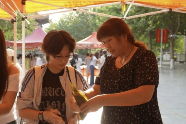 我校举办首届端午传统文化体验活动:创新推进实景沉浸式劳动育人