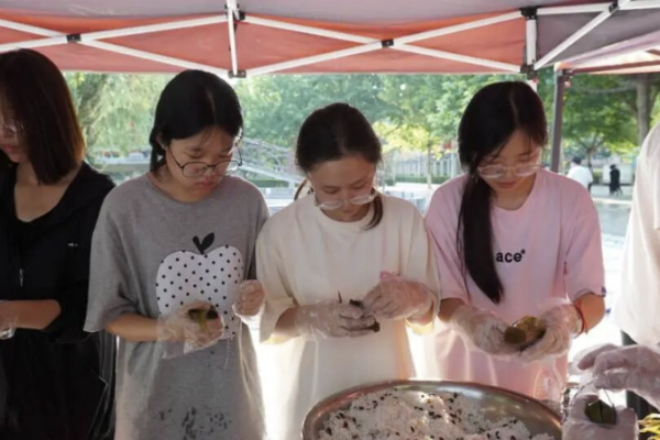 我校举办首届端午传统文化体验活动:创新推进实景沉浸式劳动育人