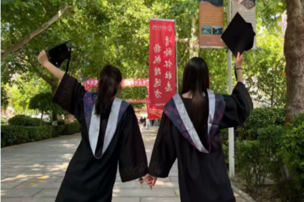 毕业季——打卡现场实录:青春和快门声一起炸场!