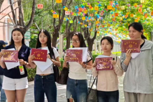 毕业季——打卡现场实录:青春和快门声一起炸场!