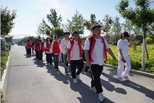 保定理工学院积极参与保定市第八届公益徒步行活动