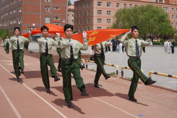 【国旗护卫队】保定理工学院国旗护卫队举行第二十一届接旗暨授臂章仪式