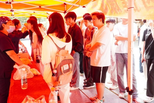保定理工学院携手益牙口腔开展公益义诊活动
