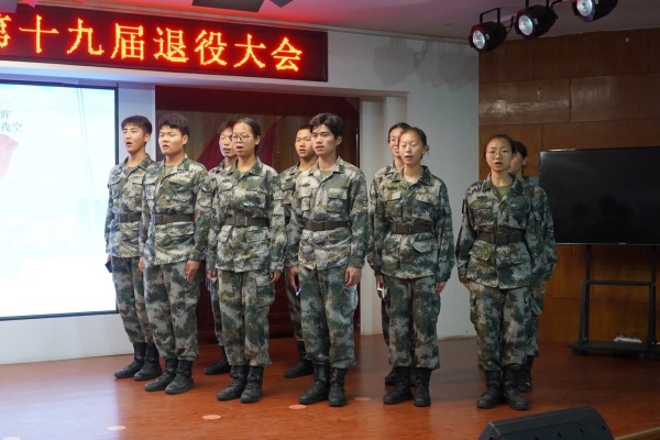 薪火相传 接续荣光——保定理工学院第十九届国旗护卫队退役大会圆满举行