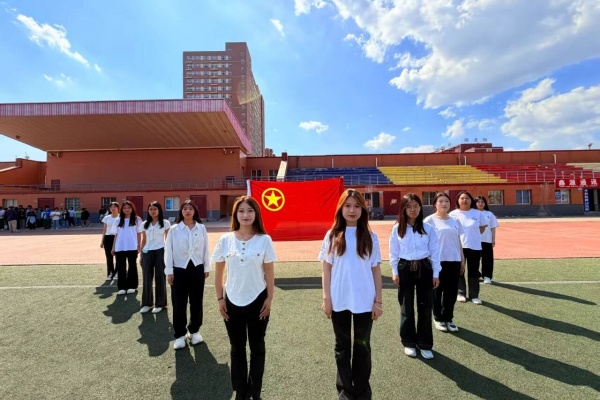 五四青年节——咔嚓！保理学子与团旗的青春同框