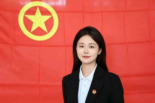 五四青年节——咔嚓！保理学子与团旗的青春同框