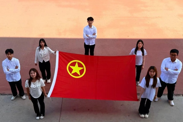 五四青年节——咔嚓！保理学子与团旗的青春同框