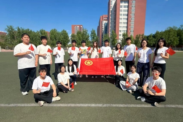 五四青年节——咔嚓！保理学子与团旗的青春同框