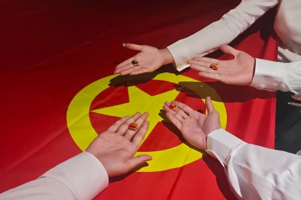 五四青年节——咔嚓！保理学子与团旗的青春同框