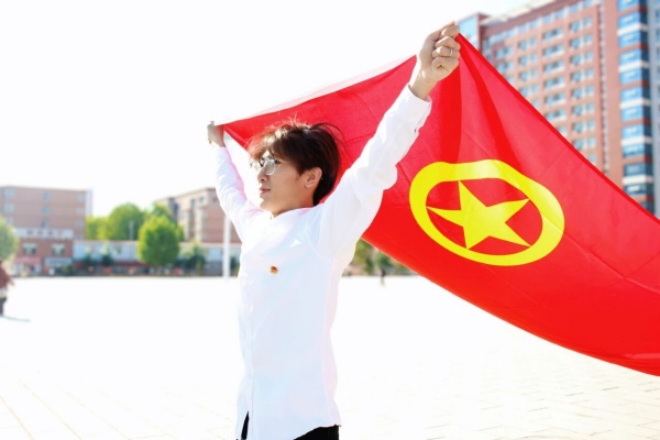五四青年节——咔嚓！保理学子与团旗的青春同框