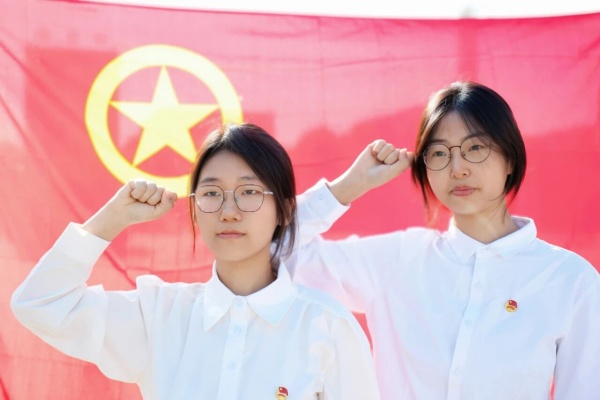 五四青年节——咔嚓！保理学子与团旗的青春同框