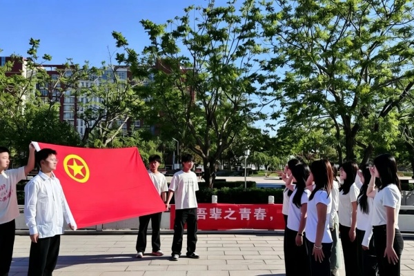 五四青年节——咔嚓！保理学子与团旗的青春同框