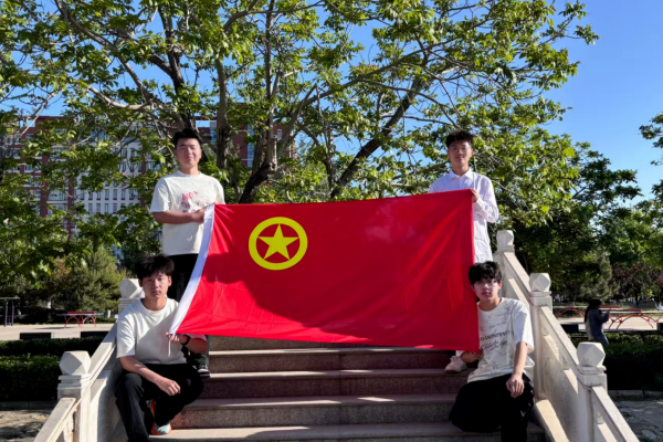 五四青年节——咔嚓！保理学子与团旗的青春同框