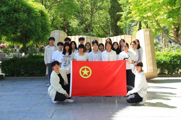 五四青年节——咔嚓！保理学子与团旗的青春同框