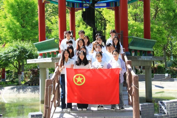 五四青年节——咔嚓！保理学子与团旗的青春同框