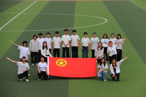 五四青年节——咔嚓！保理学子与团旗的青春同框