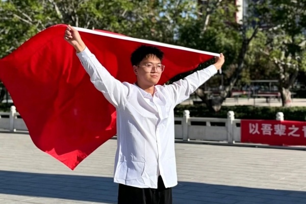 五四青年节——咔嚓！保理学子与团旗的青春同框