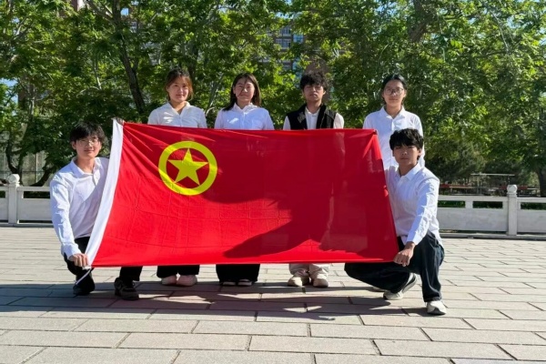 五四青年节——咔嚓！保理学子与团旗的青春同框