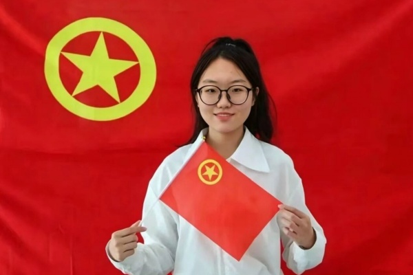 五四青年节——咔嚓！保理学子与团旗的青春同框