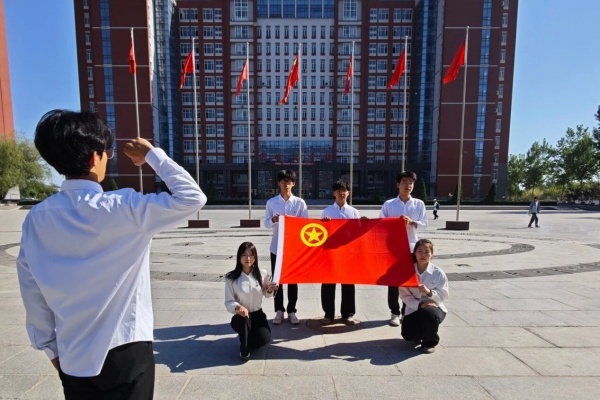 五四青年节——咔嚓！保理学子与团旗的青春同框