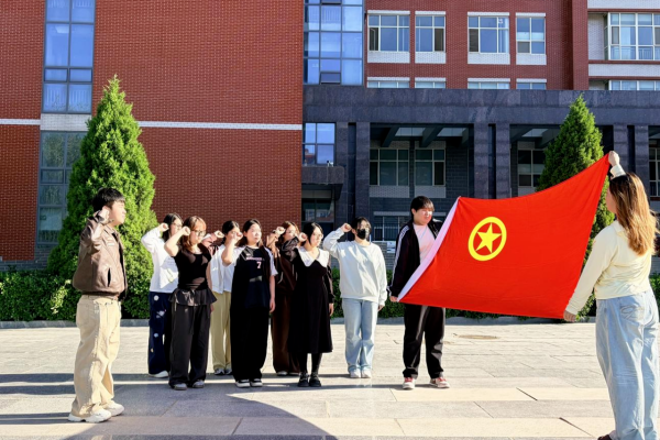 五四青年节——咔嚓！保理学子与团旗的青春同框