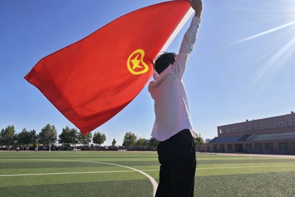 五四青年节——咔嚓！保理学子与团旗的青春同框
