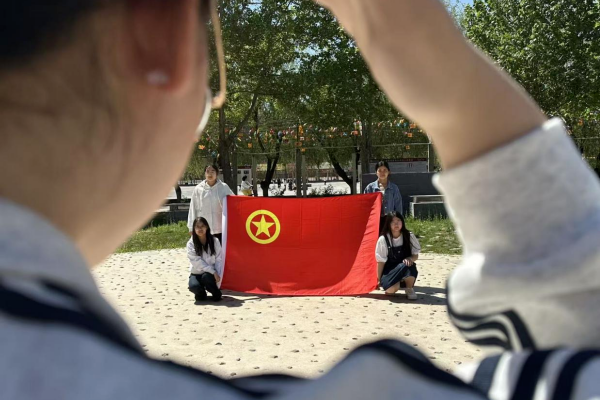 五四青年节——咔嚓！保理学子与团旗的青春同框