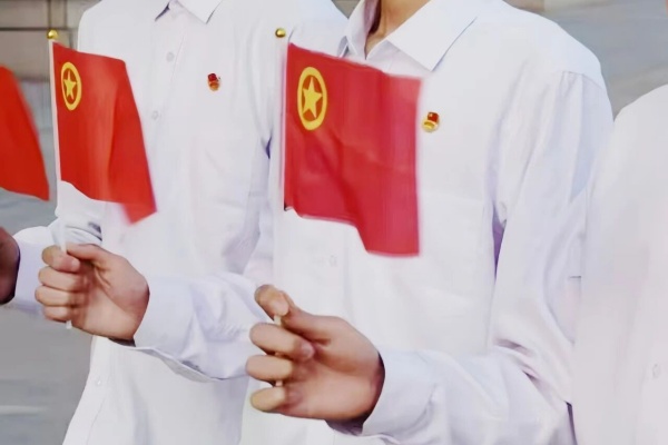 五四青年节——咔嚓！保理学子与团旗的青春同框