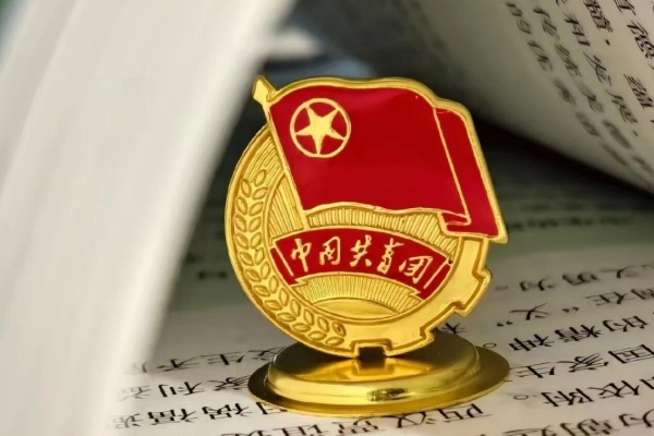 五四青年节——咔嚓！保理学子与团旗的青春同框