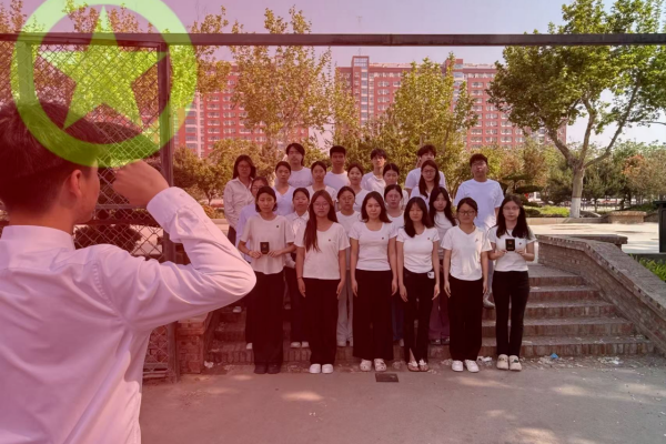 五四青年节——咔嚓！保理学子与团旗的青春同框