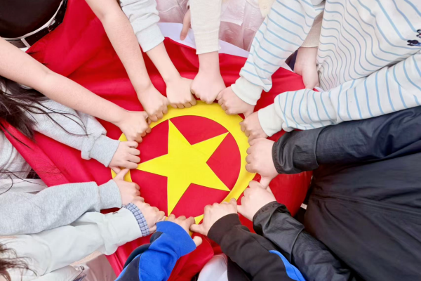 五四青年节——咔嚓！保理学子与团旗的青春同框