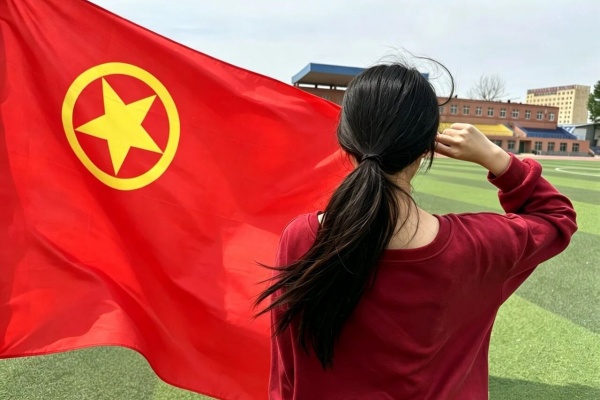 五四青年节——咔嚓！保理学子与团旗的青春同框
