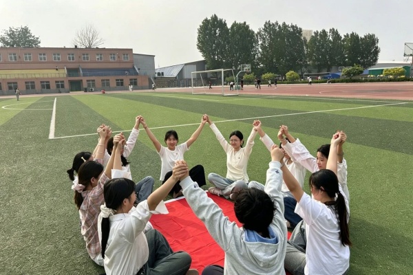 五四青年节——咔嚓！保理学子与团旗的青春同框